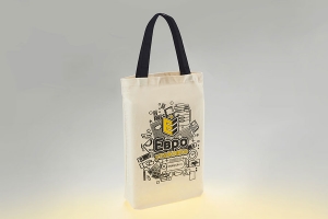 Промо сумка шоппер из двунитки суровой белого цвета с черными ручками из стропы, на сумку напечатан рисунок черного и желтого цветов методом шелкографии.