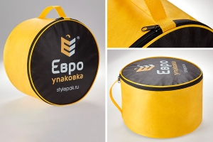 28850 - Тубус - сумка для текстильной продукции с окантовкой из желктого кедера, черная молния идет по краю обьема тубуса желтого цвета, ручка из желктой стропы расположена вдоль обьема и пришита к крышкам, на лицевой крышке нанесен логотип сублимационной печатью