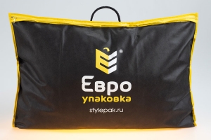 23265 - Упаковка для подушек из черного спанбонда и молнией и окантовкой желтого цвета, ручка из черного шнура, на лицевой стороне напечатан логотип  методом шелкографии.