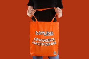 s10 - Промо сумка шоппер из оранжевого спанбонда, двухцветный логотип нанесен методом шелкографии, белый и черный цвет, длинные ручки для удобства ношения на плече.